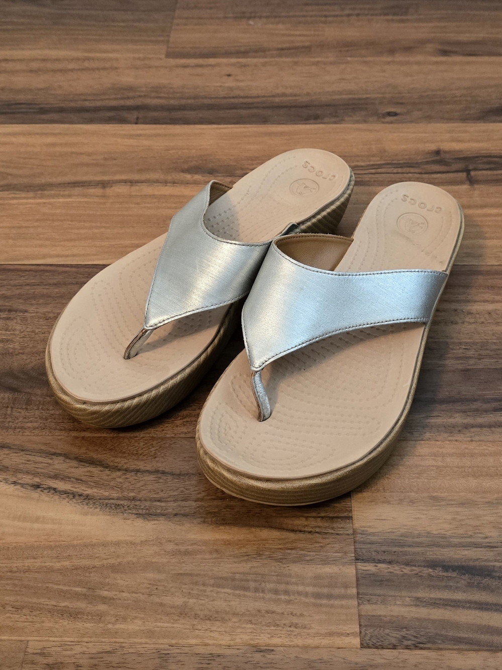Crocs A-Leigh Wedge Flip Sandals In Metallic Silver, tan footbed, Size 10, Euc